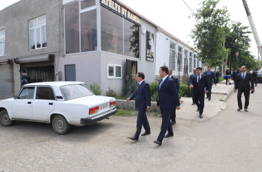Qazaxda Prezident Administrasiyasının nümayəndəsi və İcra başçısı şəhərin Əliağa Şıxlinski küçəsində aparılan abadlıq işləri ilə yerində tanış olublar