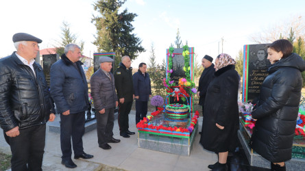 Qazaxda 31 dekabr - Dünya Azərbaycanlılarının Həmrəyliyi Günü və Yeni il bayramı ərəfəsində şəhidlərin məzarları ziyarət edilib