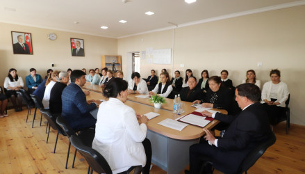 İcra başçısı Qazax şəhər Səməd Vurğun adına 2 nömrəli tam orta məktəbin müəllimləri ilə görüşüb