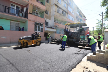 Qazaxda daha bir çoxmənzilli yaşayış binasının həyətinə asfalt örtüyü vurulub