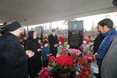 Qazaxda icra başçısı 31 dekabr - Dünya Azərbaycanlılarının Həmrəylik Günü və Yeni il bayramı ərəfəsində Vətən müharibəsi şəhidlərini yad edib