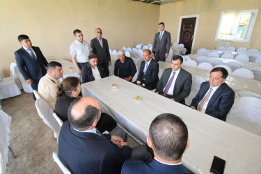 Qazaxda icra başçısı avtoqəza zamanı dünyasını dəyişən gənclərin hüzr mərasimində iştirak edib və ailələrinə başsağlığı verib