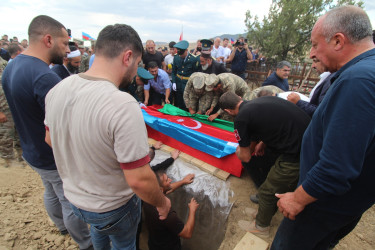 Qazaxda şəhid baş leytenant Yunis Kazımov doğulduğu Kəmərli kəndində son mənzilə yola salınıb