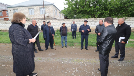 İcra başçısı Ürkməzli kəndində vətəndaşların müraciəti ilə yerində tanış olub