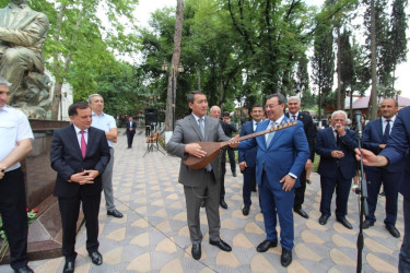 Qazaxda Xalq yazıçısı İsmayıl Şıxlının adını daşıyan park əsaslı təmirdən sonra yenidən sakinlərin istifadəsinə verilib