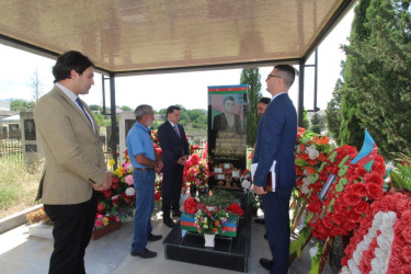 Qazaxda icra başçısı Qurban bayramı ərəfəsində Vətən müharibəsi şəhidlərinin məzarlarını ziyarət edib