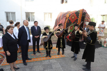 Nazir Anar Kərimov Qazaxda müəssisələrə baxış keçirib, mədəniyyət işçiləri ilə görüşüb