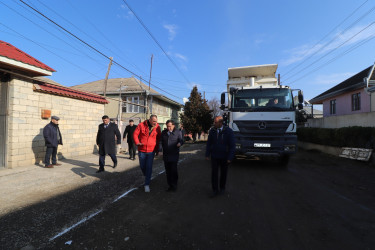 Qazaxda icra başçısı Ağköynək kəndində yeni asfalt örtüyü döşənən Çərkəz İsmayılov küçəsində görülmüş işlərlə tanış olub