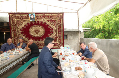 İcra başçısı şəhid Azad Mikayılovun anasının vəfatı ilə əlaqədar ailəsinə başsağlığı verib