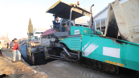 Qazaxda icra başçısı Ağköynək kəndində yeni asfalt örtüyü döşənən Çərkəz İsmayılov küçəsində görülmüş işlərlə tanış olub