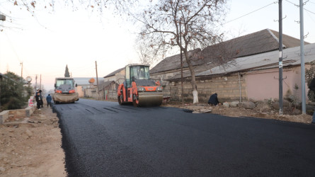 Qazaxda icra başçısı Ağköynək kəndində yeni asfalt örtüyü döşənən Çərkəz İsmayılov küçəsində görülmüş işlərlə tanış olub