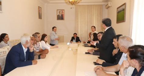 İcra başçısı Qazax rayon Şahnabad Nəsibova adına Sarıvəlli kənd tam orta məktəbdə təhsil alan və çətin tərbiyə edilən bir qrup şagirdin valideyni ilə görüşüb