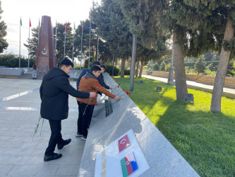 Bakıda səfərdə olan qazaxlı gənclər Şəhidlər Xiyabanını, Fəxri Xiyabanı və Türk Şəhidliyi abidəsini ziyarət ediblər