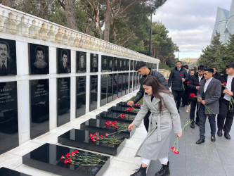 Bakıda səfərdə olan qazaxlı gənclər Şəhidlər Xiyabanını, Fəxri Xiyabanı və Türk Şəhidliyi abidəsini ziyarət ediblər