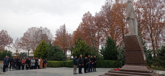 Ulu Öndər Heydər Əliyevin anım günü ilə əlaqədar abidəsi və adını daşıyan mərkəz ziyarət olunub