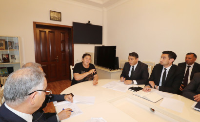 Qazax RİH-də keçirilən ümumi qəbulda icra başçısı vətəndaşın müraciətini dinləyib