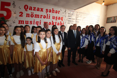 Nazir Anar Kərimov Qazaxda müəssisələrə baxış keçirib, mədəniyyət işçiləri ilə görüşüb