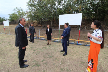 İcra başçısı Fərəhli kəndində uşaqlar üçün yaradılan oyun meydançasında görülmüş son tamamlanma işləri ilə maraqlanıb