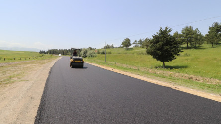 Qazaxda daha bir avtomobil yoluna yeni asfalt örtüyü döşənir. İcra başçısı görülmüş işlərlə yerində maraqlanıb – FOTOLAR