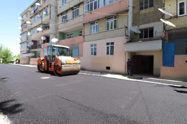 Qazaxda daha bir çoxmənzilli yaşayış binasının həyətinə asfalt örtüyü vurulub