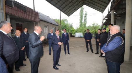 Qazaxda icra başçısı vətəndaşların müraciətləri ilə yerində tanış olub