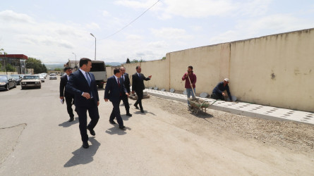 Qazaxda Prezident Administrasiyasının nümayəndəsi və İcra başçısı şəhərin Əliağa Şıxlinski küçəsində aparılan abadlıq işləri ilə yerində tanış olublar
