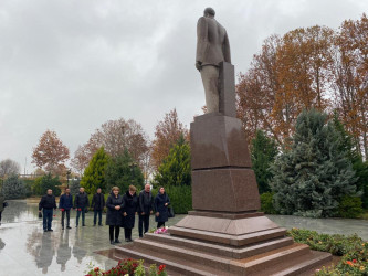 Mədəniyyət işçiləri Ulu Öndər Heydər Əliyevin anım günü ilə əlaqədar abidəsini və  adını daşıyan mərkəzi ziyarət ediblər