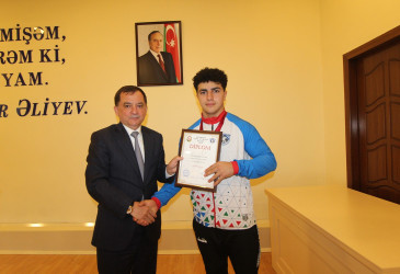 Qazaxda icra başçısı Albaniyanın Durres şəhərində yeniyetmələr arasında keçirilən ağır atletika üzrə Dünya birinciliyində gümüş medal qazanan idmançını və onun məşqçi müəllimini mükafatlandırıb