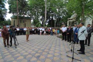 Qazaxda Xalq yazıçısı İsmayıl Şıxlının adını daşıyan park əsaslı təmirdən sonra yenidən sakinlərin istifadəsinə verilib