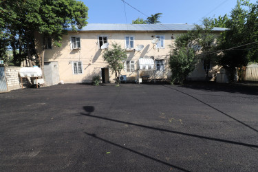 Qazaxda daha 3 binanın həyətinə yeni asfalt örtüyü vurulub