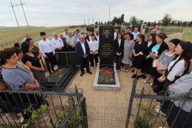 Qazaxda Xalq şairi Osman Sarıvəlli anım günündə məzarı başında yad edilib