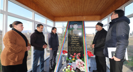 Qazaxda icra başçısı igid Vətən oğullarını məzarları başında yad edib