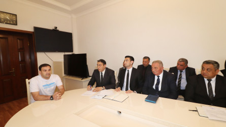 Qazax RİH-də keçirilən ümumi qəbulda icra başçısı vətəndaşların müraciətini dinləyib