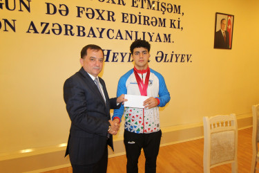 Qazaxda icra başçısı Albaniyanın Durres şəhərində yeniyetmələr arasında keçirilən ağır atletika üzrə Dünya birinciliyində gümüş medal qazanan idmançını və onun məşqçi müəllimini mükafatlandırıb