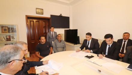 Qazax RİH-də keçirilən ümumi qəbulda icra başçısı vətəndaşın müraciətini dinləyib