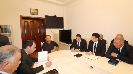 Qazax RİH-də keçirilən ümumi qəbulda icra başçısı vətəndaşların müraciətini dinləyib