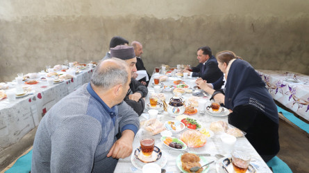 İcra başçısı şəhid kiçik leytenant İsrayıl Əfəndiyevin anasının üç mərasimində iştirak edib və ailəsinə başsağlığı verib