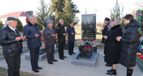 Qazaxda 31 dekabr - Dünya Azərbaycanlılarının Həmrəyliyi Günü və Yeni il bayramı ərəfəsində şəhidlərin məzarları ziyarət edilib