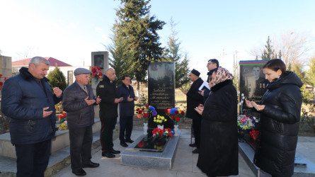 Qazaxda 31 dekabr - Dünya Azərbaycanlılarının Həmrəyliyi Günü və Yeni il bayramı ərəfəsində şəhidlərin məzarları ziyarət edilib