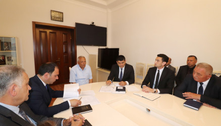 Qazax RİH-də keçirilən ümumi qəbulda icra başçısı vətəndaşların müraciətini dinləyib