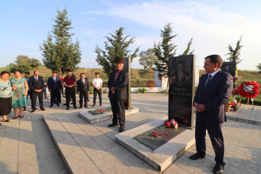 Yeni asfalt örtüyü vurulan Daş Salahlı kəndindəki Şəhidlər Xiyabanında şəhid ailələri ilə görüş olub