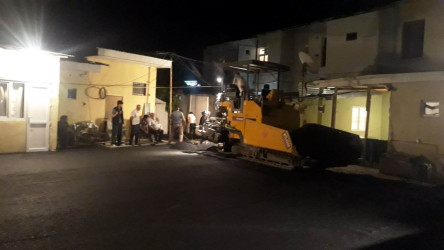 Qazaxda daha 3 binanın həyətinə yeni asfalt örtüyü vurulub