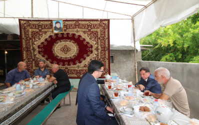 İcra başçısı şəhid Azad Mikayılovun anasının vəfatı ilə əlaqədar ailəsinə başsağlığı verib