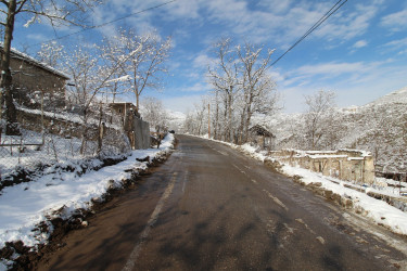 Qazaxda icra başçısı sərhəd kəndlərində olub və qarın yağması ilə əlaqədar yollardakı mövcud vəziyyətlə maraqlanıb