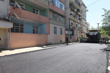 Qazaxda daha bir çoxmənzilli yaşayış binasının həyətinə asfalt örtüyü vurulub