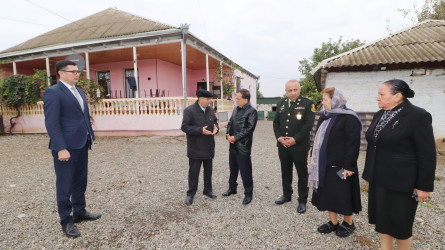 Qazaxda icra başçısı Vətən müharibəsi şəhidi Nicat Nəsibovun atasını evində ziyarət edib