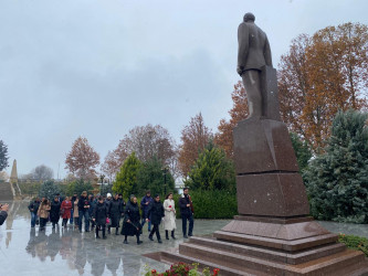 Ümummilli Lider Heydər Əliyevin anım günü ilə əlaqədar abidəsi və adını daşıyan mərkəz ziyarət olunub