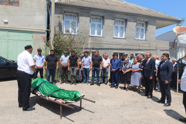 İcra başçısı şəhid Elxan Qurbanovun atasının dəfn mərasimində iştirak edib və ailəsinə başsağlığı verib