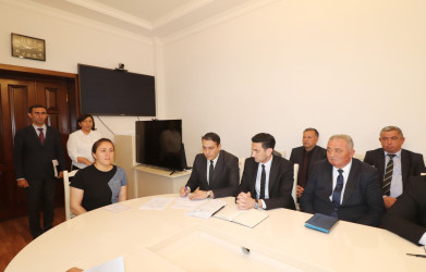 Qazax RİH-də keçirilən ümumi qəbulda icra başçısı vətəndaşların müraciətini dinləyib