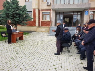 Millət vəkili Ülviyyə Ağayeva Qazaxbəyli kəndində məcburi köçkünlərin məskunlaşdığı Yeni qəsəbədə sakinlərlə görüşüb
